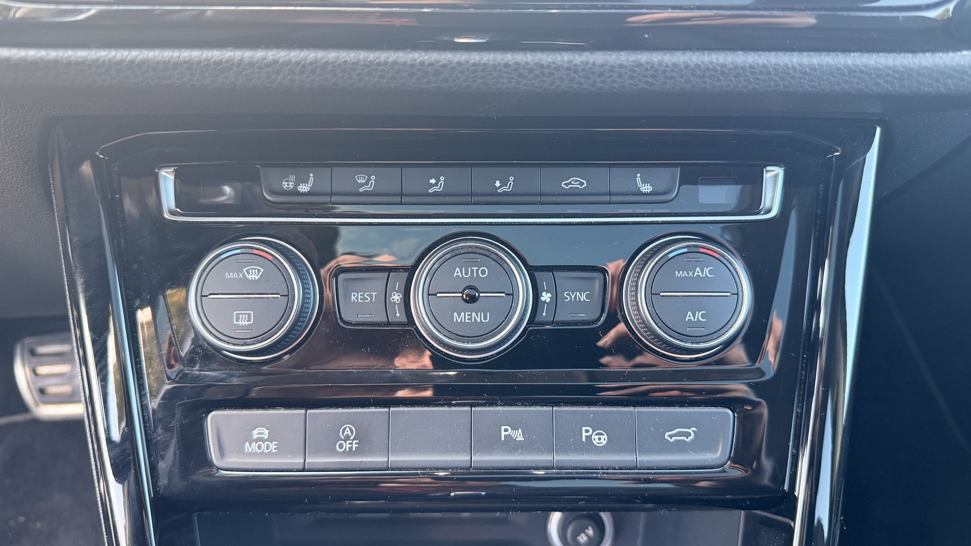 VW Touran 2.0TDI 140kW Highline – 7 míst